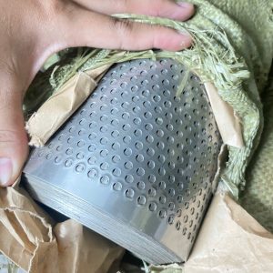 TÔN DẬP LỖ CHẤT LIỆU LOẠI INOX 304  KHỔ 1M DÀI 20M